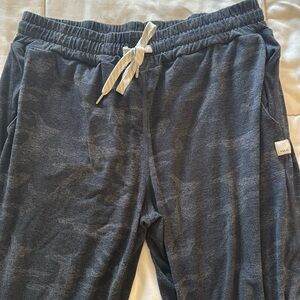 Vuori Performance Joggers - Camo - Regular length - size small